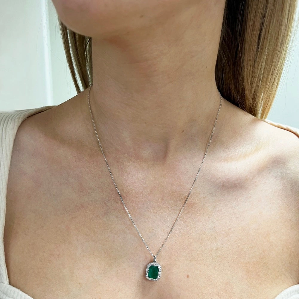 18ct White Gold 2.55ct Emerald and Diamond Set Pendant and Chain Necklace
