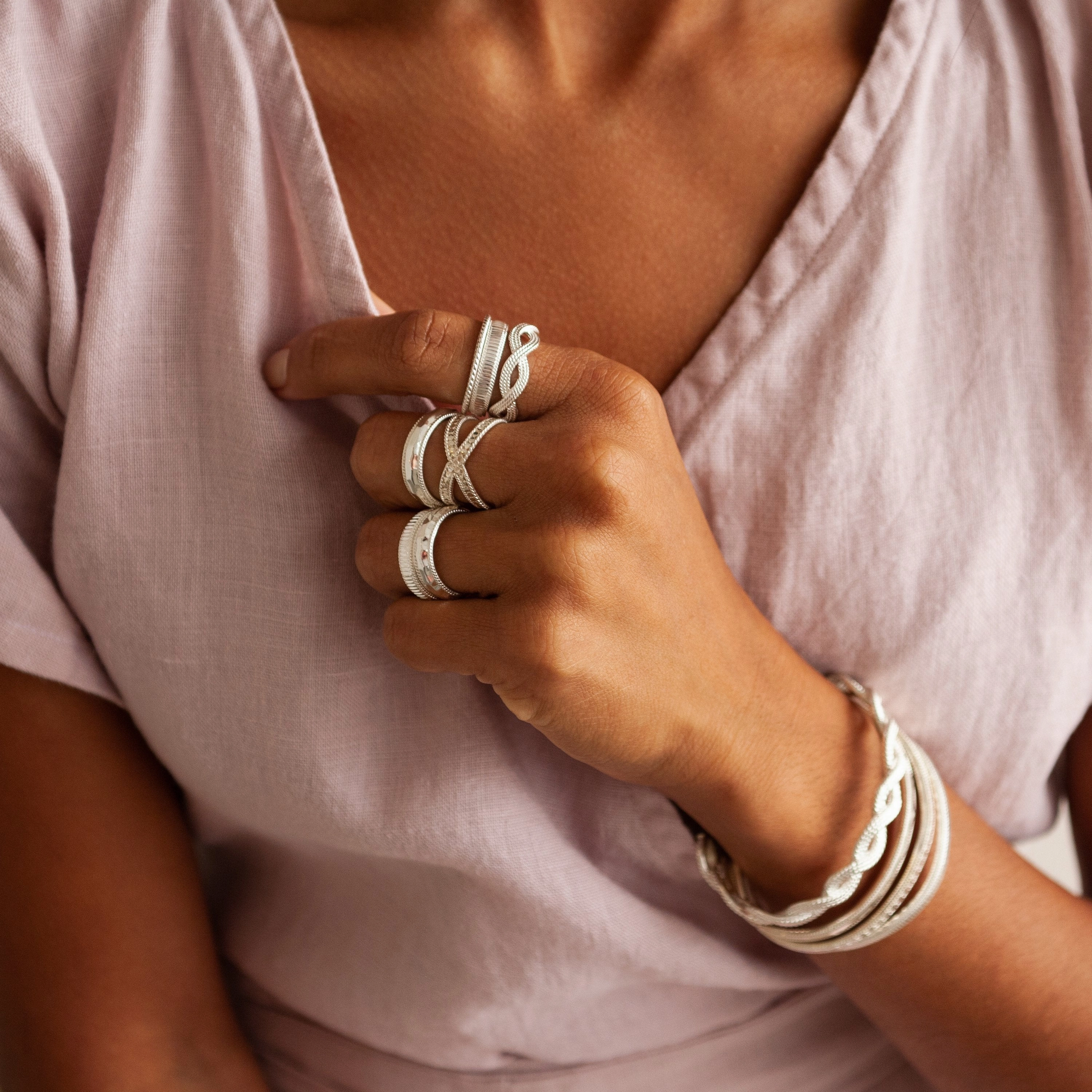Anna Beck Classic Cross Ring