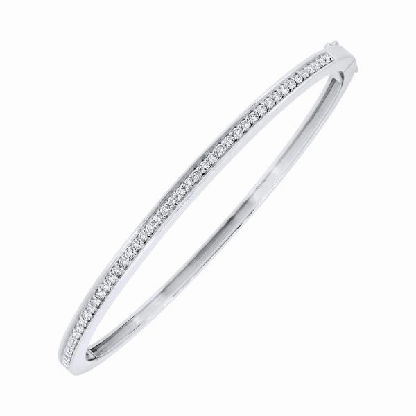 Bracelet en or blanc serti de diamants.
