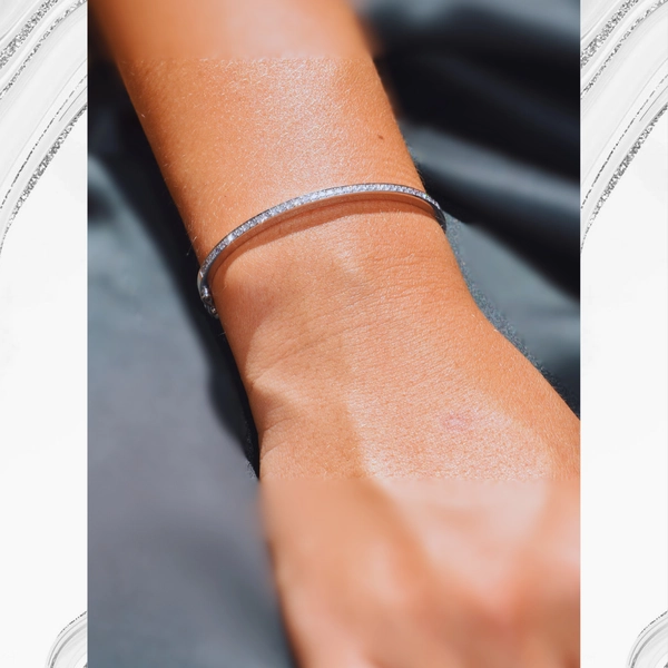 Bracelet en or blanc serti de diamants.