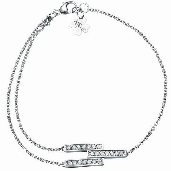 Bracelet en or blanc serti de diamants.