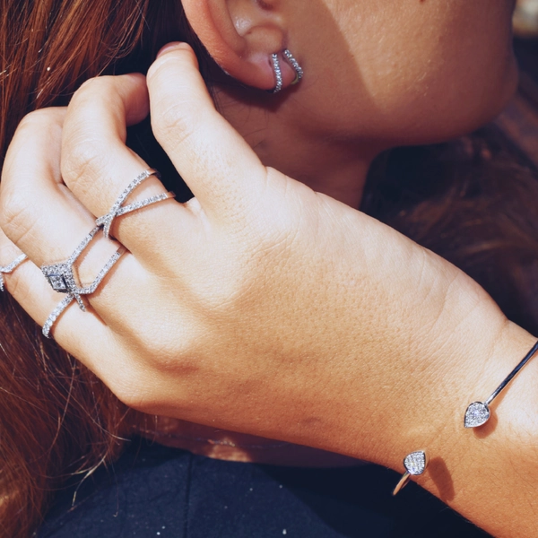 Bracelet en or blanc serti de diamants.