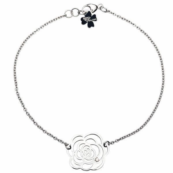Bracelet fleur en or blanc serti d'un diamant.
