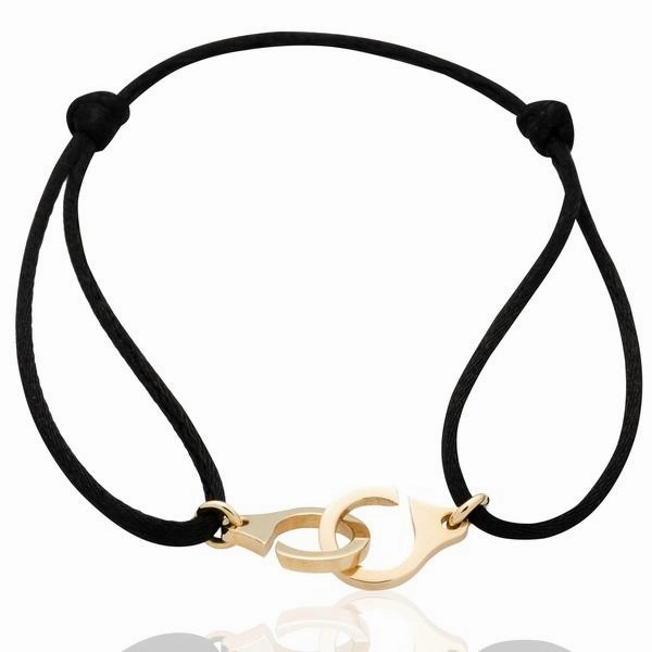 Bracelet menottes en or jaune , cordon satin.