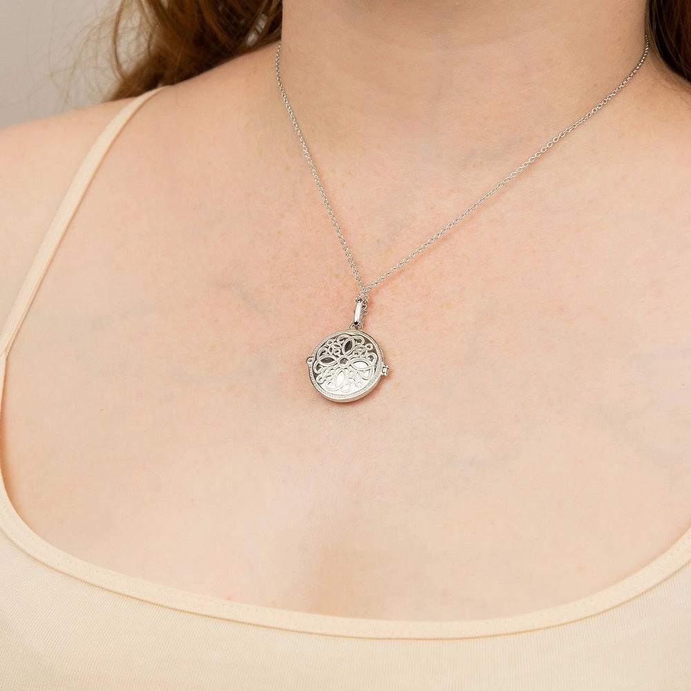 Diamonfire Sterling Silver Cubic Zirconia Round Medallion Filigree Locket and Chain P4613