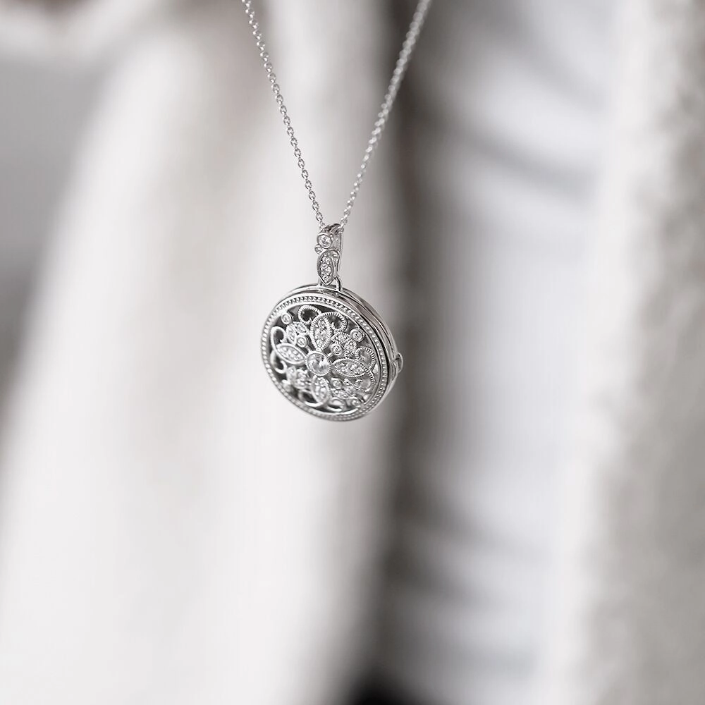 Diamonfire Sterling Silver Cubic Zirconia Round Medallion Filigree Locket and Chain P4613