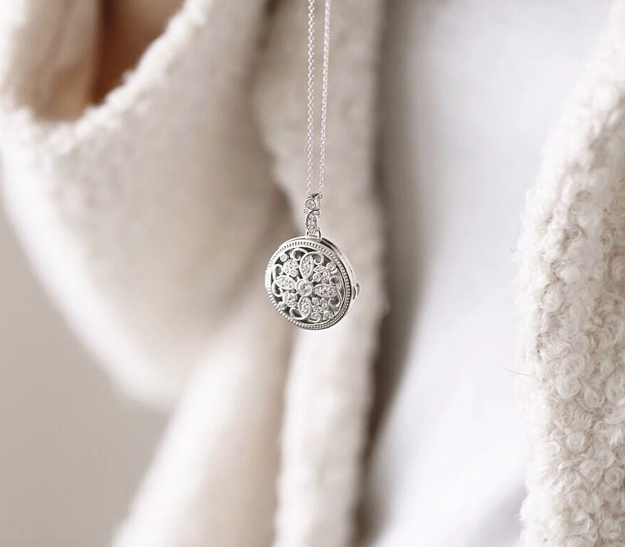 Diamonfire Sterling Silver Cubic Zirconia Round Medallion Filigree Locket and Chain P4613