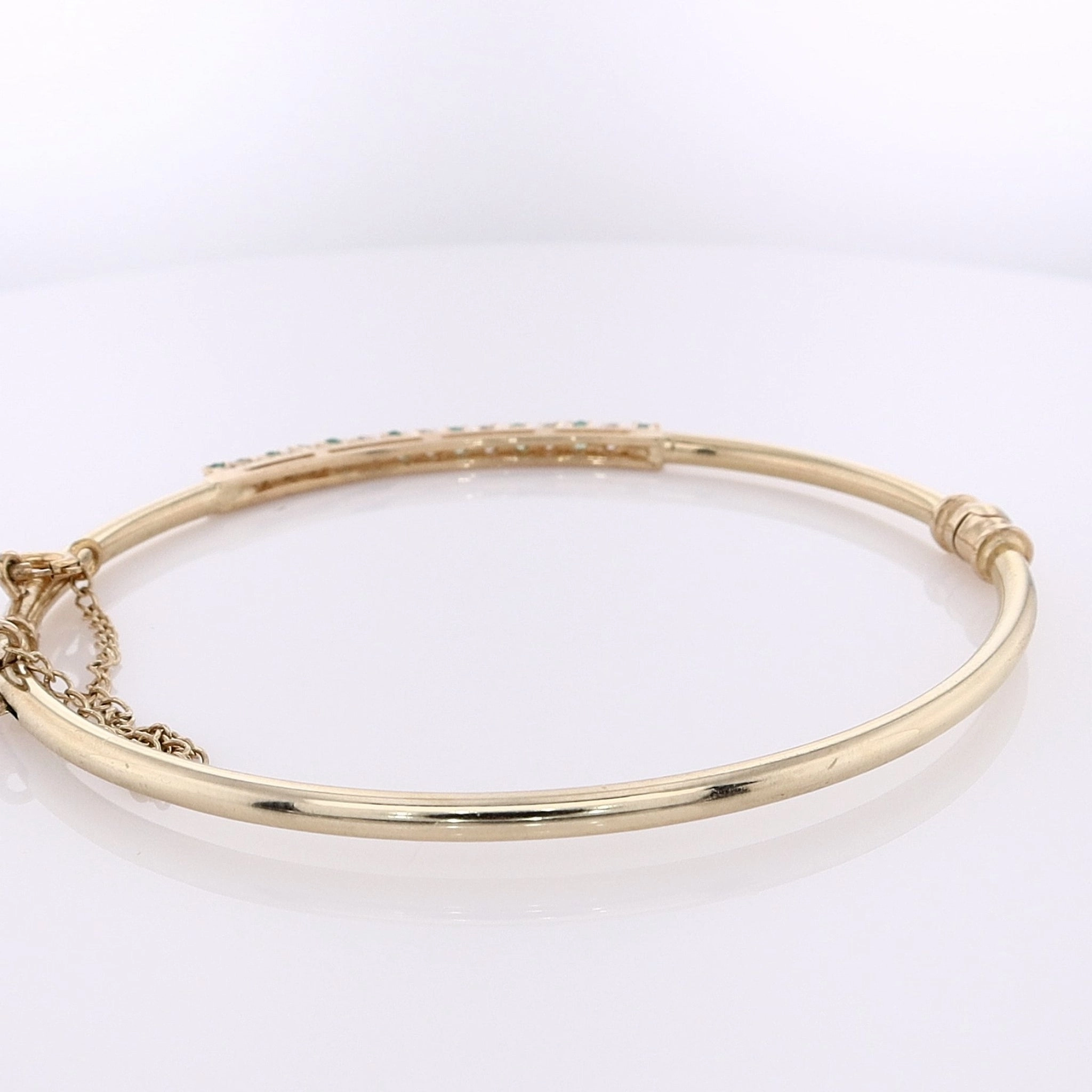 Estate 14 Karat Yellow Gold Diamond and Emerald Bangle Hinged 7 RBC D.21tw HSI Alternating 8 Round Emeralds .24tw Prong Set