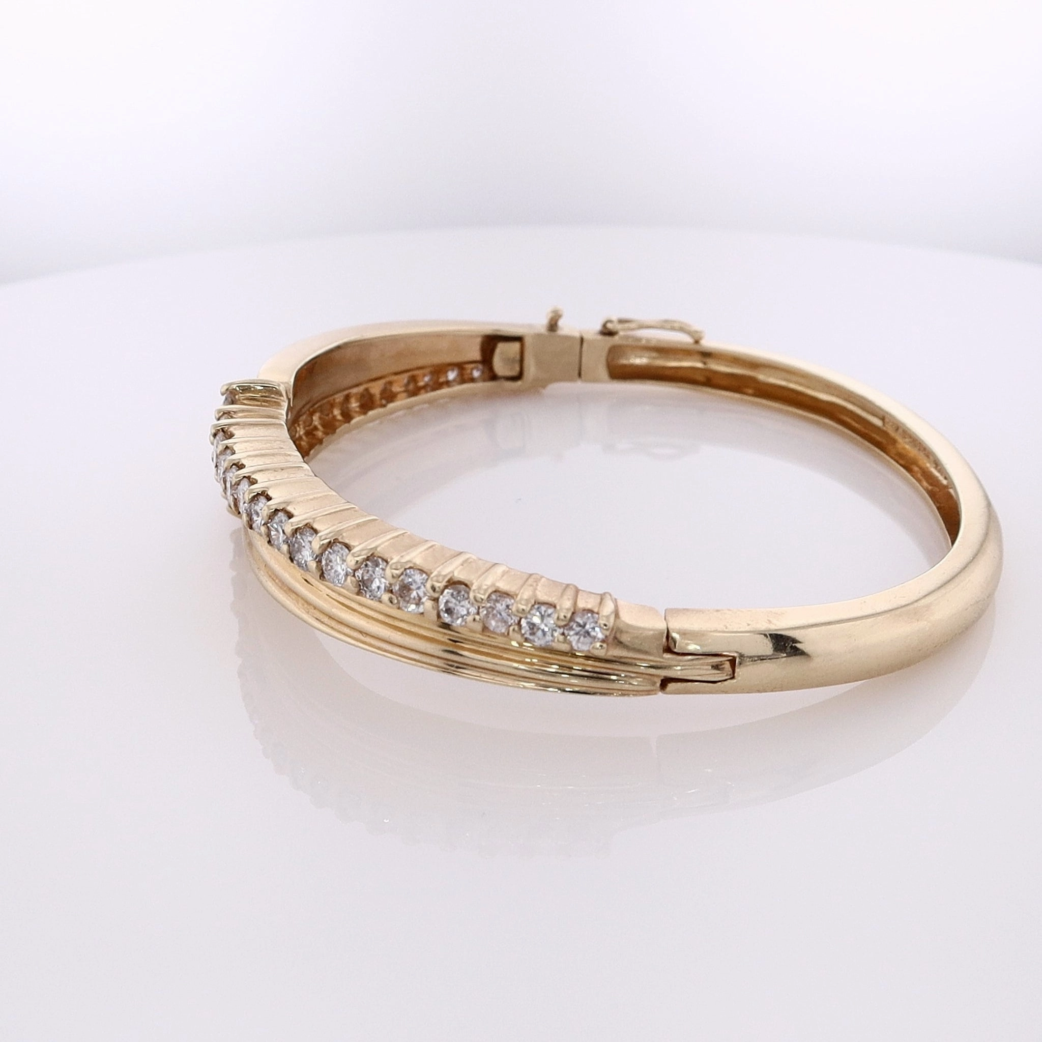 Estate 14ky Bangle Hinged Ribbed With 36 RBC D2.45tw IJ I1 "Z" Design