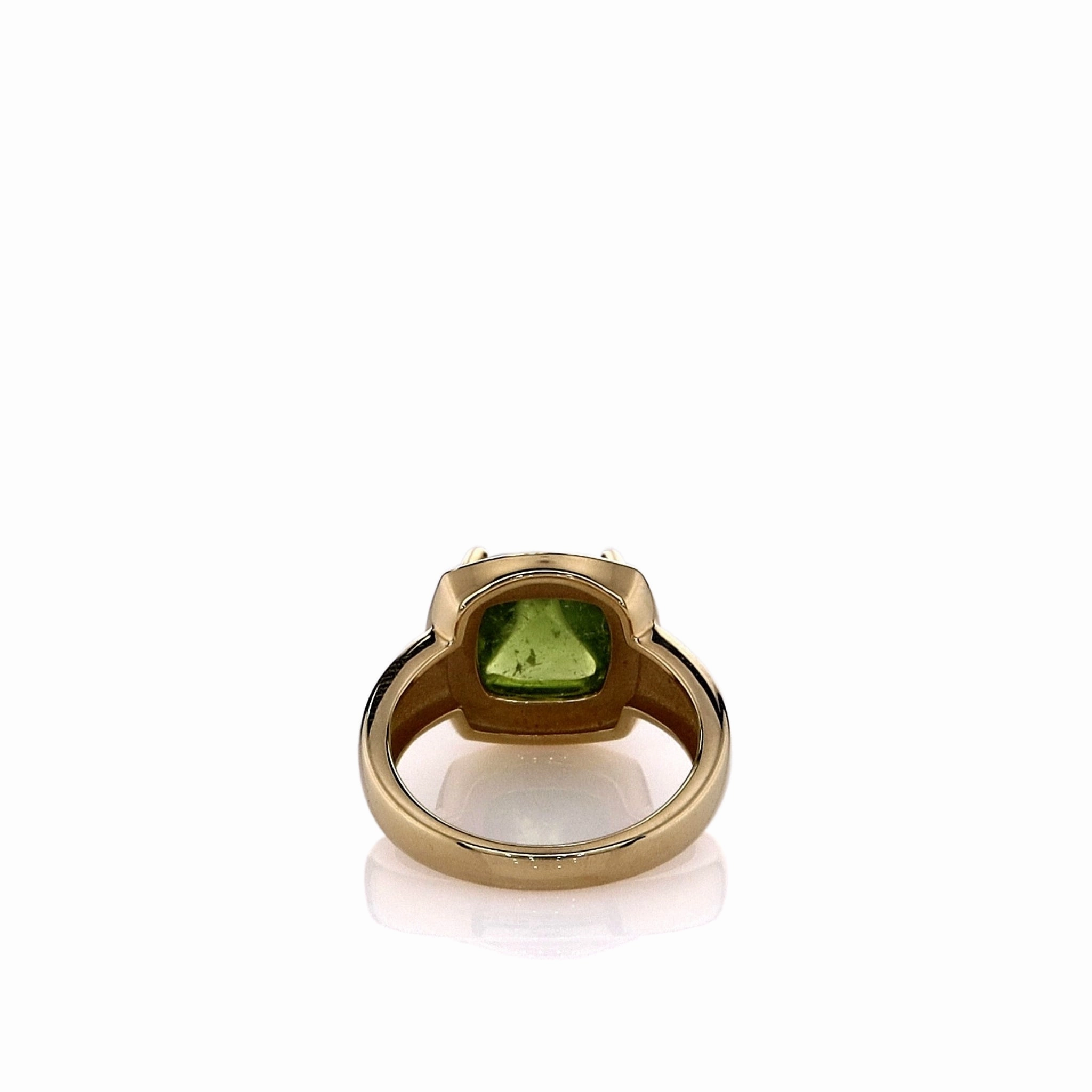 Lisa Nik 18k Yellow Gold Square Sugarloaf Peridot Ring