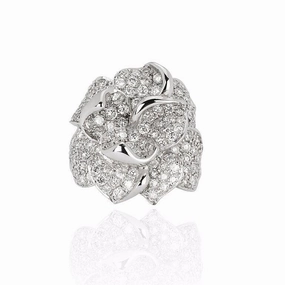 White Beaute Inconstante Ear Cuff