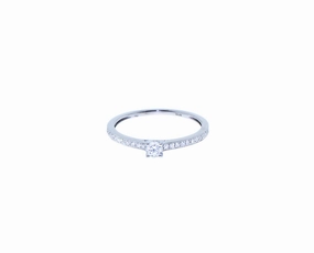 White gold half alliance ring with 1 diamond
