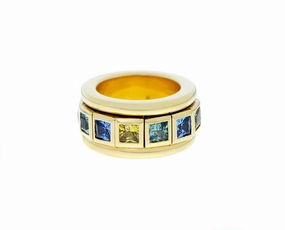 Yellow gold and sapphire ring