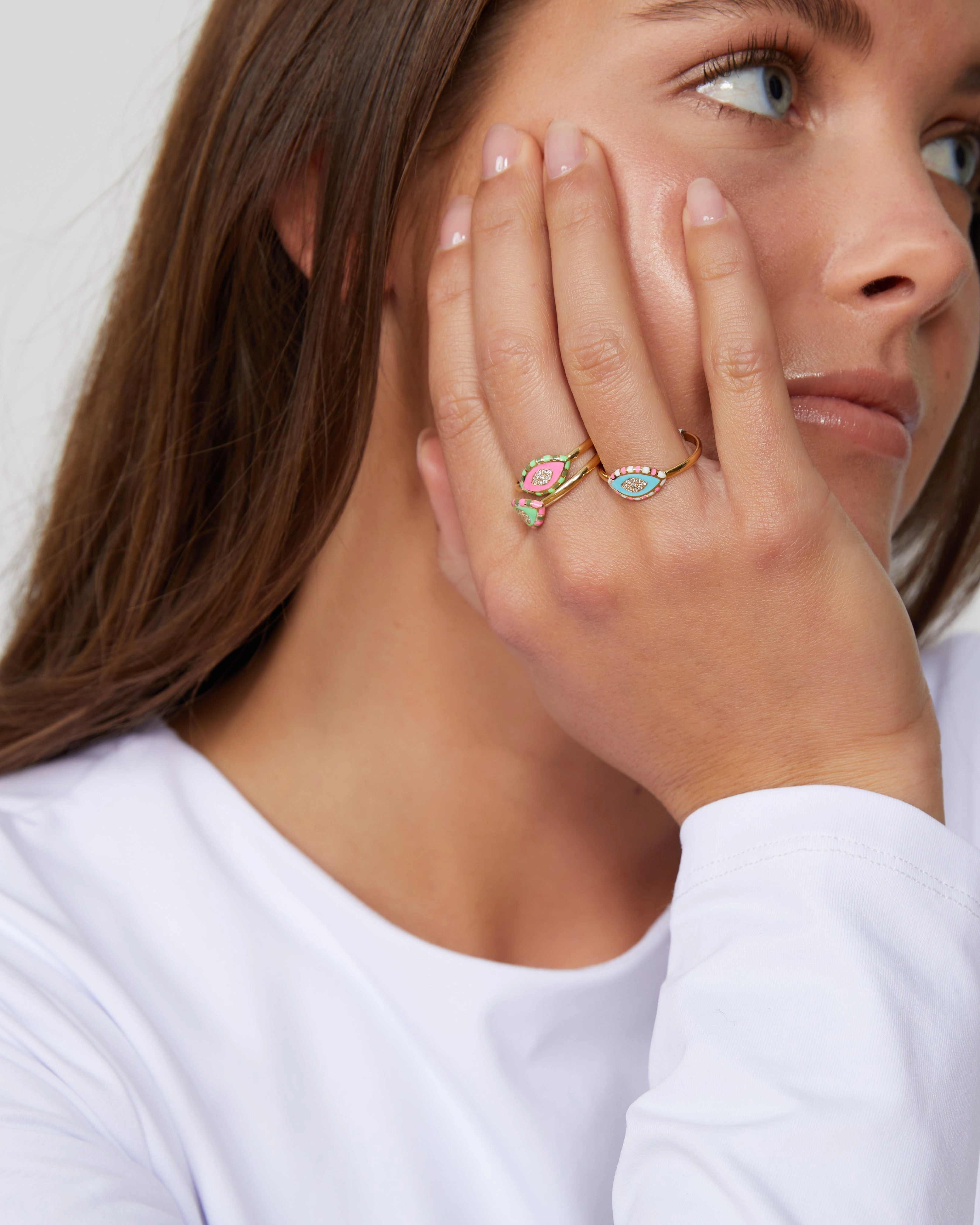 Yellow gold eye ring with enamel and diamonds