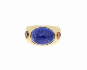 Yellow gold gypsy ring with spessartites and a cabochon cut tanzanite