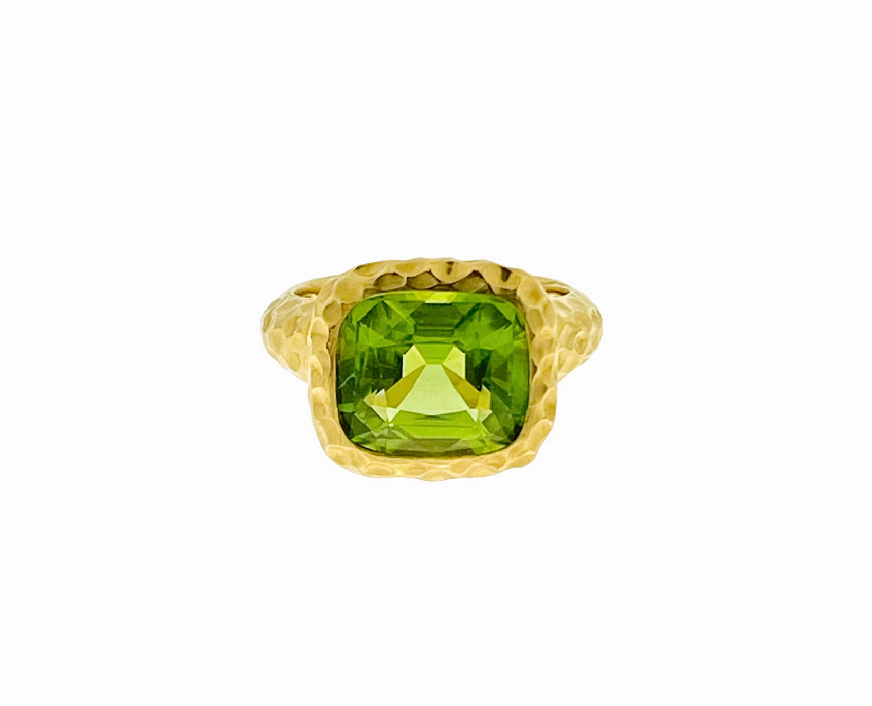 Yellow gold hammered ring with a peridot