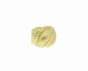 Yellow gold hammered ring with ridge
