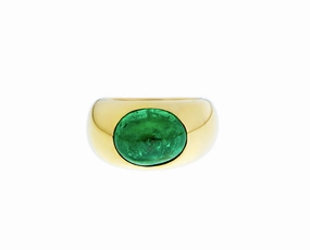 Yellow gold ring with a cabochon cut tsavorite garnet