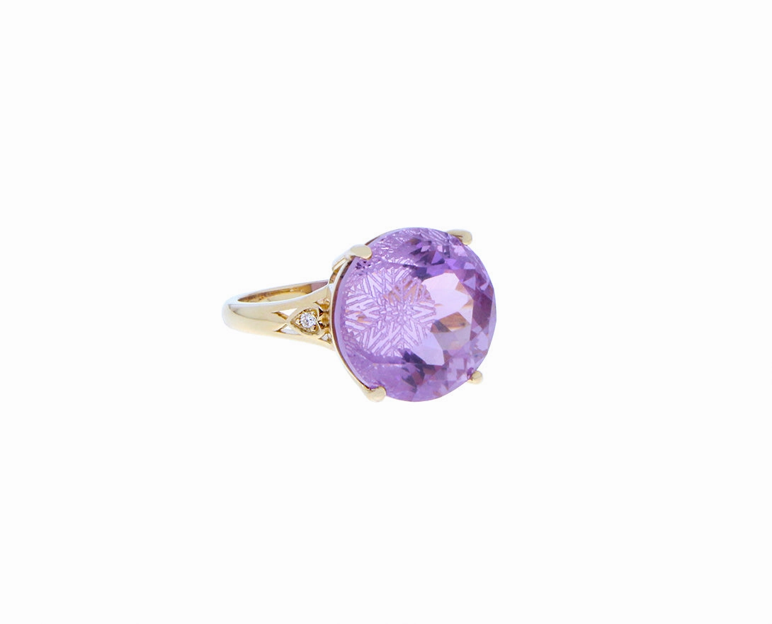 Yellow gold ring with amethyst and two diamonds