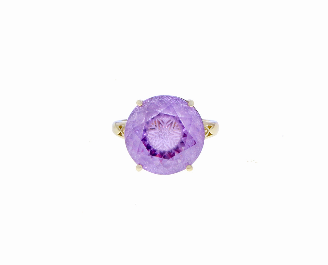 Yellow gold ring with amethyst and two diamonds