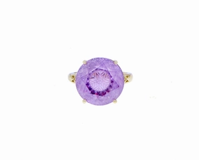 Yellow gold ring with amethyst and two diamonds