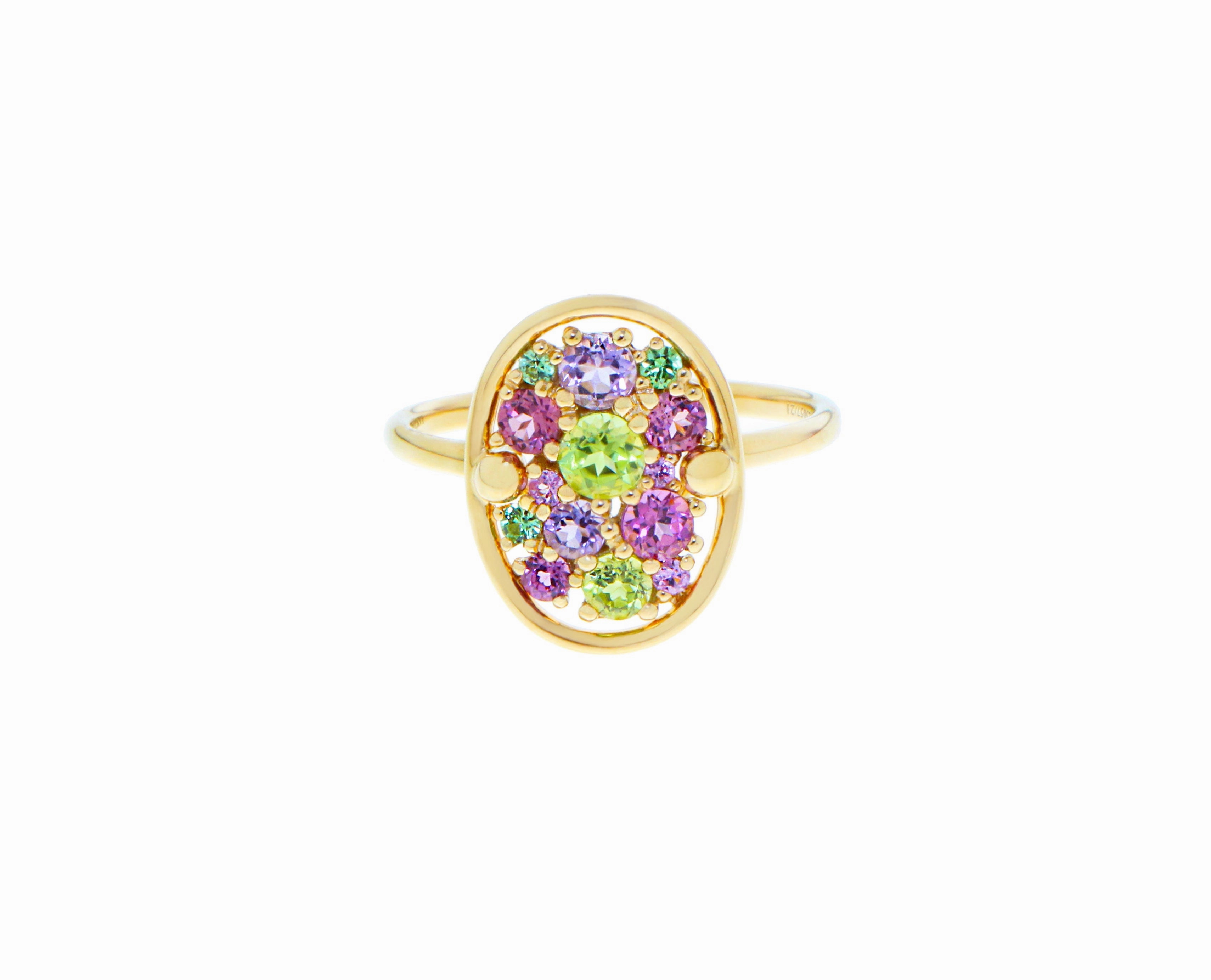 Yellow gold ring with an oval of gemstones
