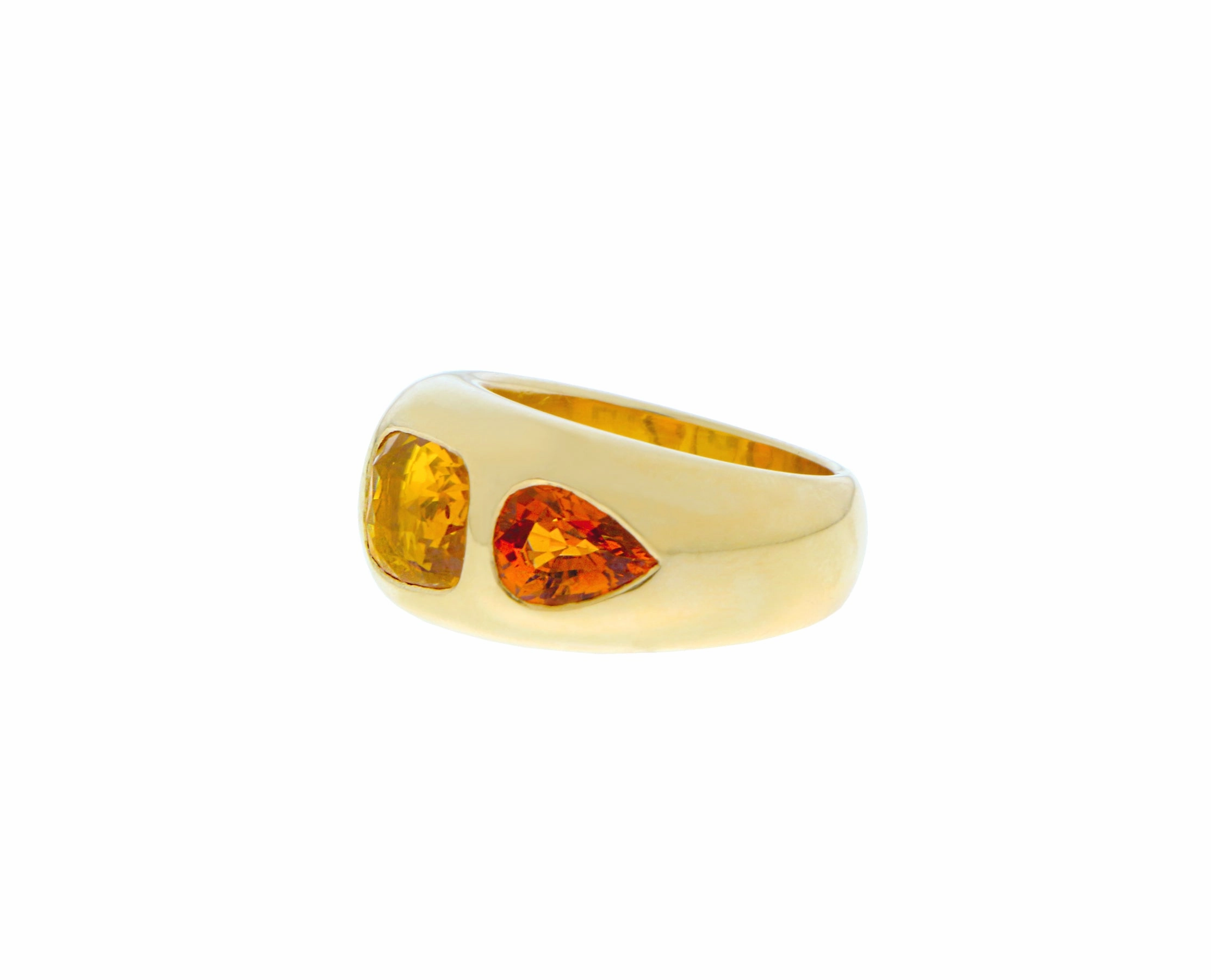 Yellow gold ring with an oval yellow sapphire and citrines