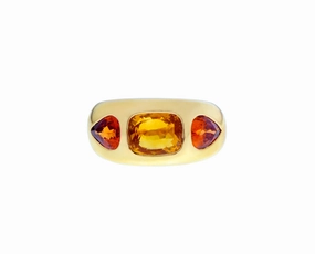 Yellow gold ring with an oval yellow sapphire and citrines
