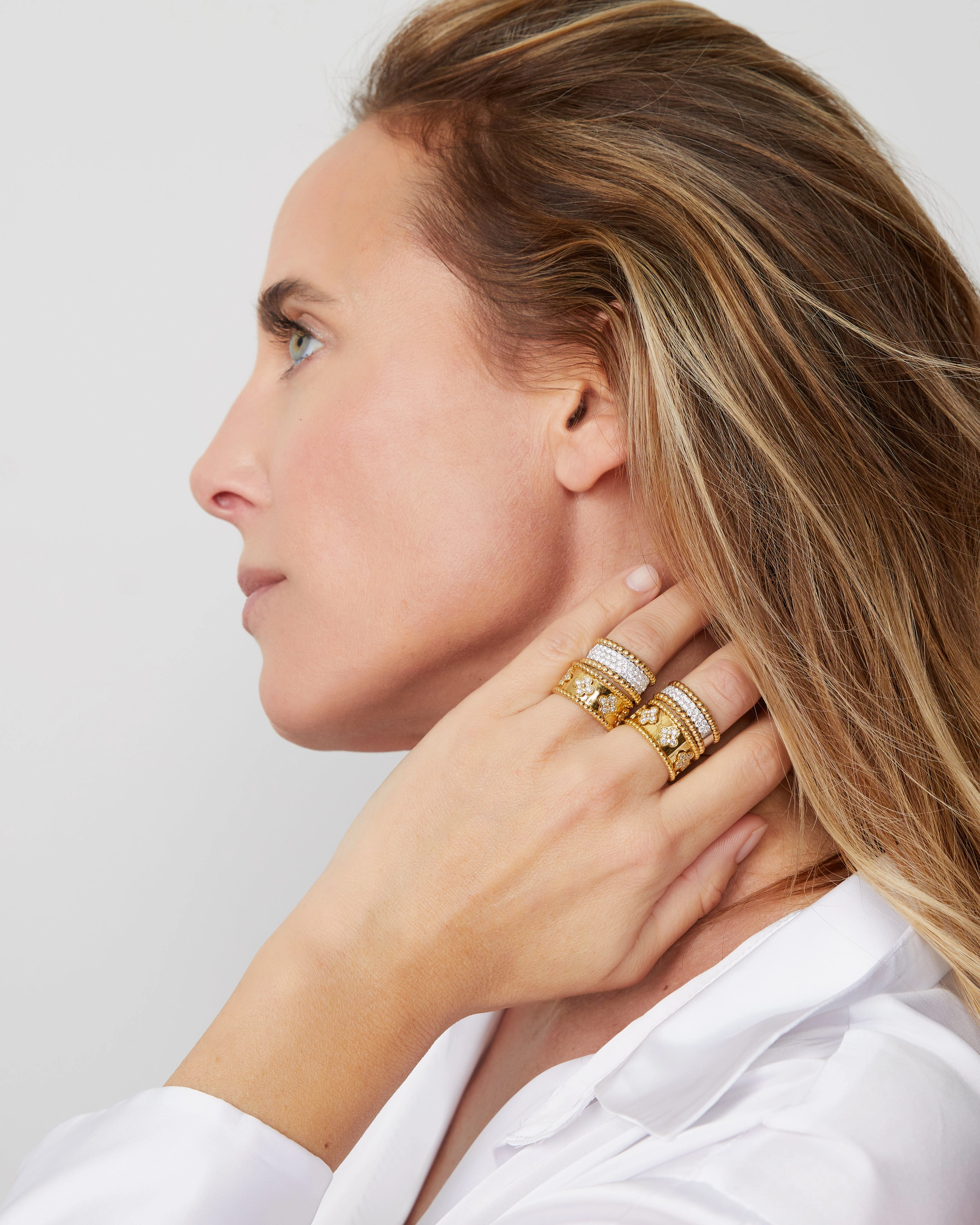 Yellow gold ring with diamonds