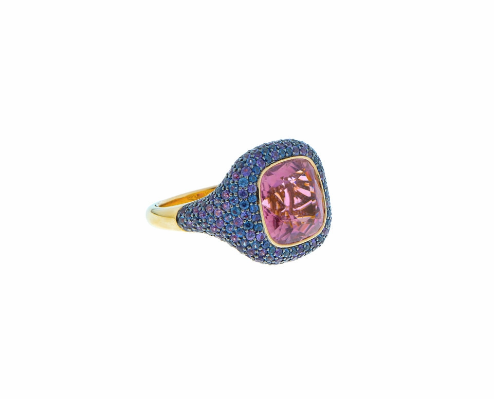 Yellow gold ring with pink tourmaline and sapphire