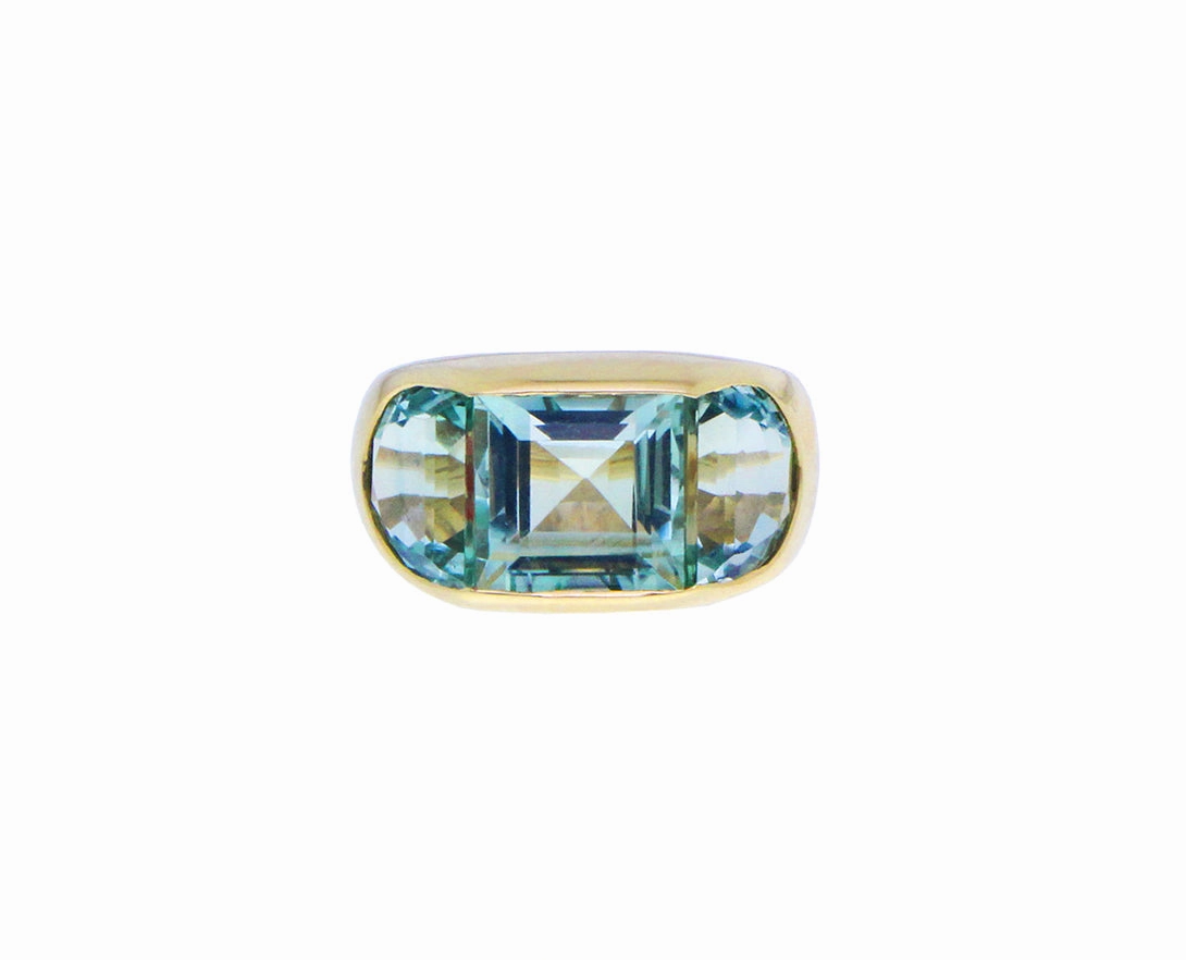 Yellow gold ring with three quartz