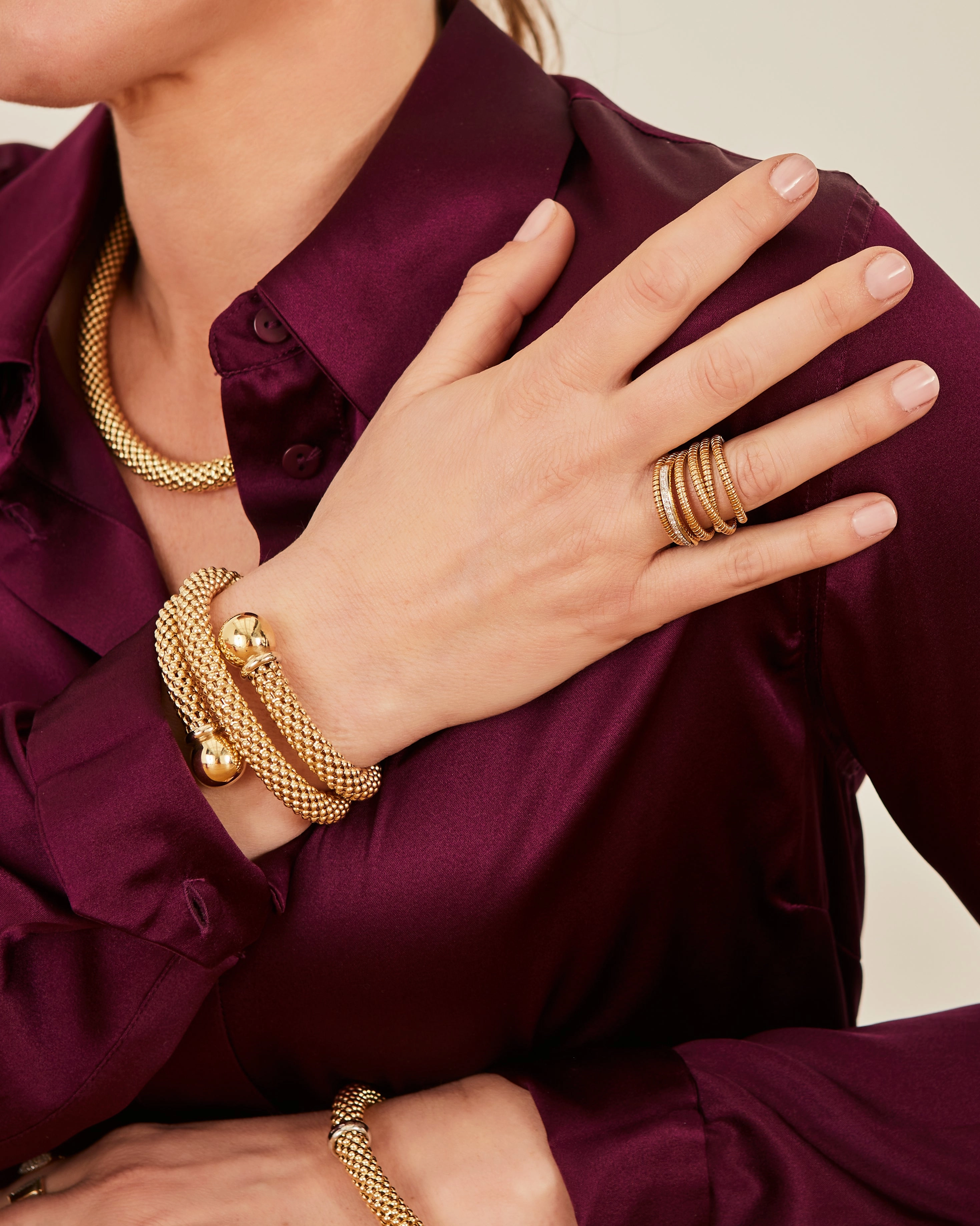 Yellow gold tubogas ring with diamonds